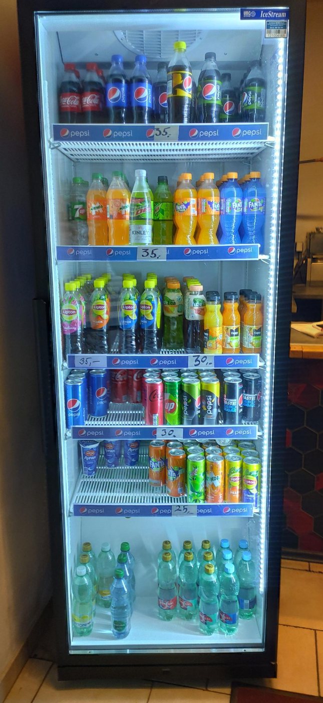 Lednice s chlazenými nápoji v Kebab House & Pizza